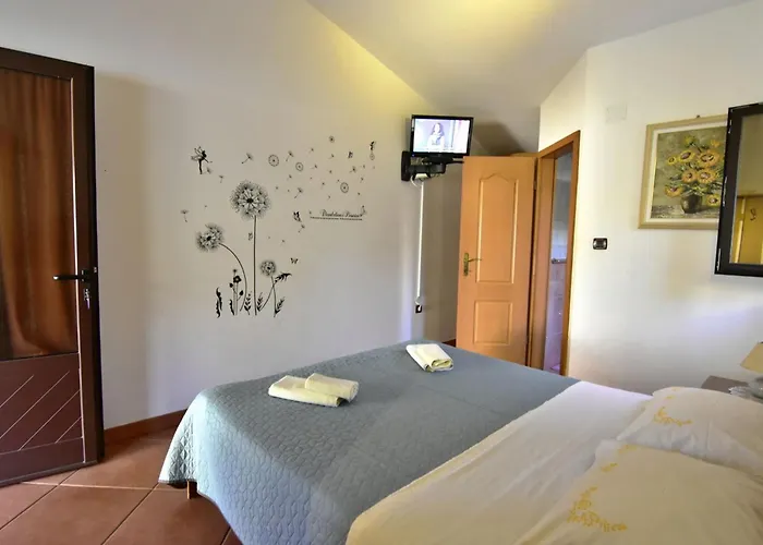 Apartman Cozy Flat With Garden Access In