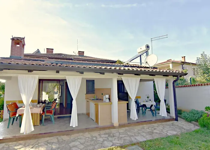 Apartman Cozy Flat With Garden Access In *