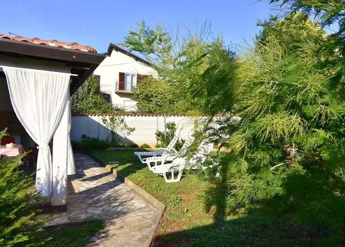 Cozy Flat With Garden Access In *