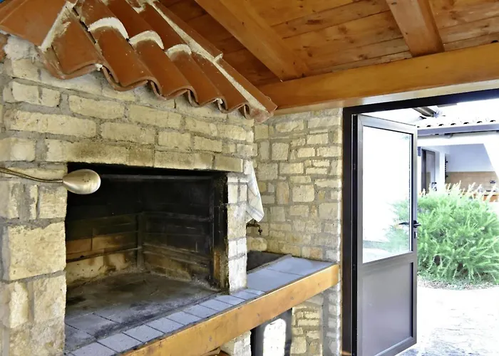 Cozy Flat With Garden Access In Umag