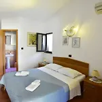 Cozy Flat With Garden Access In דירה