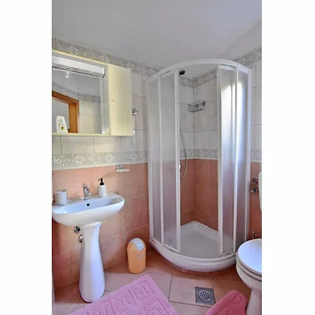 Cozy Flat With Garden Access In דירה *