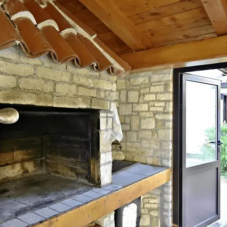 Cozy Flat With Garden Access In Umag