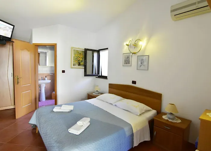 Cozy Flat With Garden Access In 아파트