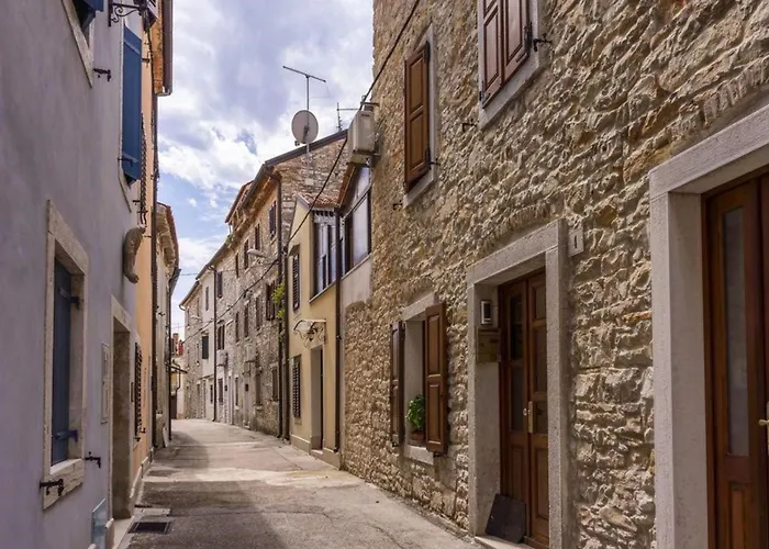 Cozy Flat With Garden Access In Umag