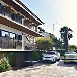 Cozy Flat With Garden Access In * أوماغ