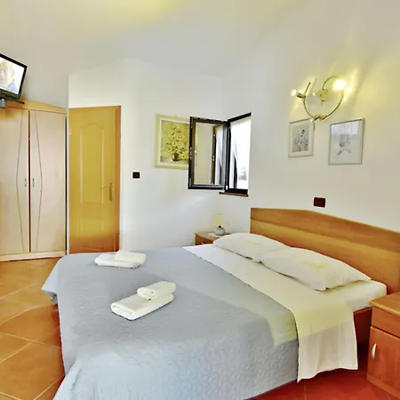 Daire Cozy Flat With Garden Access In