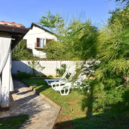 Cozy Flat With Garden Access In *