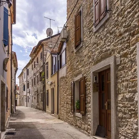Cozy Flat With Garden Access In Umag
